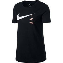 KOSZULKA W NSW TEE SWSH SHOES EMBRD. Czarne bluzki asymetryczne Nike, z bawełny, z krótkim rękawem. Za 99,99 zł.