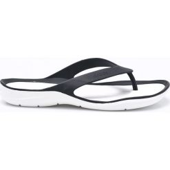 Crocs - Japonki. Czarne klapki damskie Crocs, bez wzorów, z materiału, bez obcasa, na obcasie. W wyprzedaży za 69,90 zł.