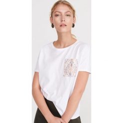 T-shirt z kieszenia - Biały. Białe t-shirty damskie Reserved, s, bez wzorów, bez kołnierzyka. W wyprzedaży za 49,99 zł.