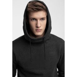 Bluza męska BLM301 - ciemny szary melanż. Szare bluzy męskie marki 4f, m, bez wzorów, z dzianiny, z kapturem, bez rękawów, z kapturem. W wyprzedaży za 99,99 zł.