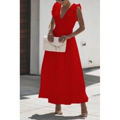 Sukienka BELISIA RED. Czerwone sukienki damskie IVET, xl, bez wzorów, eleganckie, bez kołnierzyka, bez rękawów, długie, rozkloszowane. Za 99,00 zł.