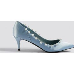NA-KD Shoes Czółenka z perłami - Blue. Niebieskie buty ślubne damskie marki NA-KD Shoes, z satyny. Za 121,95 zł.