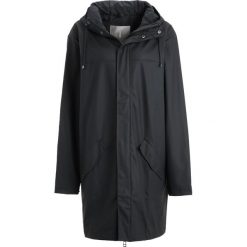 Rains ALPINE Parka blue. Niebieskie parki męskie marki Rains, m, z materiału. W wyprzedaży za 511,20 zł.