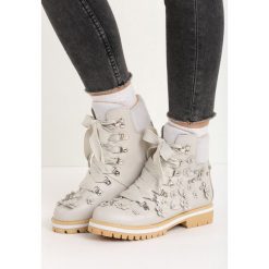 Szare Traperki Autumn Foliage. Szare buty zimowe damskie Born2be, z okrągłym noskiem, na niskim obcasie. Za 79,99 zł.