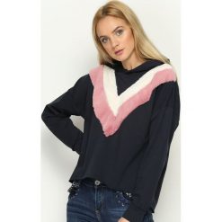 Bluzy damskie: Granatowa Bluza Double V