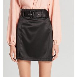 Aksamitna spódnica mini z paskiem - Czarny. Czarne spódniczki damskie Cropp, s, bez wzorów, mini. W wyprzedaży za 29,99 zł.
