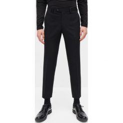 Spodnie garniturowe slim fit -. Spodnie garniturowe męskie Reserved, bez wzorów. Za 149,99 zł.