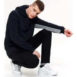 Bluza typu kangurka. Bluzy męskie Top Secret, na lato, xxl, w paski, z dzianiny, eleganckie, z kapturem, bez rękawów. W wyprzedaży za 49,99 zł.