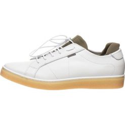 Skórzane sneakersy w kolorze biało-oliwkowym. Brązowe trampki męskie Otto Kern, bez wzorów, na sznurówki. W wyprzedaży za 292,95 zł.