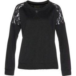 Bluza z koronką bonprix czarny. Czarne bluzy damskie bonprix, z aplikacjami, z dżerseju. Za 89,99 zł.