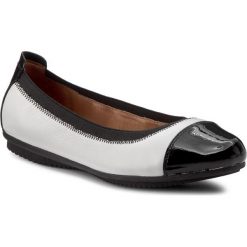 Baleriny JOSEF SEIBEL - Pippa 07 72907 42 011 Offwhite/Kombi. Białe baleriny damskie lakierowane marki Josef Seibel, z lakierowanej skóry, klasyczne, na płaskiej podeszwie. W wyprzedaży za 239,00 zł.