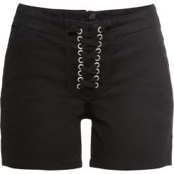 Szorty ze sznurowaniem bonprix czarny. Czarne spodnie damskie bonprix, z elastanu. Za 42,99 zł.