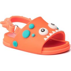 Sandały MELISSA - Mini Melissa Beach Slide Dino 32444 Orange 53419. Pomarańczowe sandały dziewczęce Melissa, z tworzywa sztucznego, bez zapięcia. W wyprzedaży za 199,00 zł.