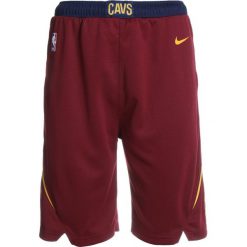 Nike Performance SWINGMAN ICON SHORT Krótkie spodenki sportowe team red. Czerwone spodenki chłopięce Nike Performance, z materiału, sportowe. Za 159,00 zł.