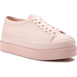 Półbuty MELISSA - Be II Ad 32349 Light Pink 01276. Różowe półbuty damskie Melissa, bez wzorów, z tworzywa sztucznego, bez obcasa, na obcasie, bez zapięcia. W wyprzedaży za 229,00 zł.