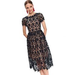Elegancka koronkowa sukienka. Czarne sukienki damskie Top Secret, na lato, w koronkowe wzory, z koronki, eleganckie, bez kołnierzyka, z krótkim rękawem, krótkie, mini, rozkloszowane. W wyprzedaży za 99,99 zł.