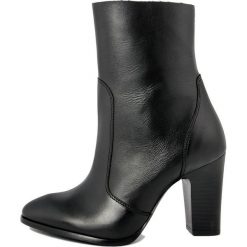 Skórzane botki w kolorze czarnym. Czarne botki damskie Bluetag, Gusto, bez obcasa, na obcasie, bez zapięcia. W wyprzedaży za 307,95 zł.