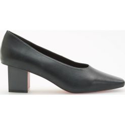 Czółenka z geometrycznym obcasem - Czarny. Czarne czółenka peep toe marki Reserved, w geometryczne wzory. Za 159,99 zł.