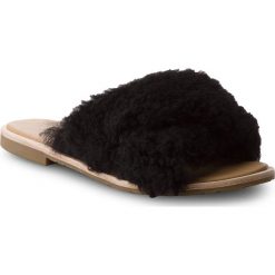 Klapki UGG - W Joni 1019967 W/Blk. Czarne klapki damskie Ugg, bez wzorów, ze skóry ekologicznej, bez obcasa, na obcasie. W wyprzedaży za 379,00 zł.