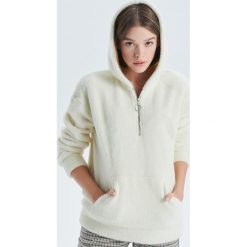Puszysta bluza - Kremowy. Białe bluzy damskie marki Cropp, s, bez wzorów, bez rękawów, bez kaptura. Za 129,99 zł.