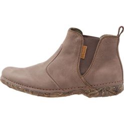 El Naturalista ANGKOR Ankle boot plume. Brązowe botki damskie marki El Naturalista, ze skóry, bez obcasa, bez zapięcia. Za 609,00 zł.