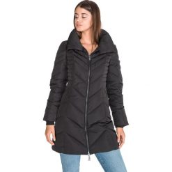 Guess Kurtka Czarny. Czarne kurtki damskie Guess, m, z aplikacjami, z poliesteru. Za 950,95 zł.