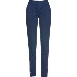 Spodnie chino z guzikami bonprix ciemnoniebieski. Niebieskie spodnie damskie bonprix, bez wzorów. Za 109,99 zł.