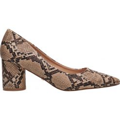 SZPILKI DAMSKIE. Brązowe szpilki Top Secret, bez wzorów, z jeansu, eleganckie, bez obcasa, na szpilce, bez zapięcia. Za 129,99 zł.