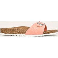 Birkenstock - Klapki Madrid. Różowe klapki damskie Birkenstock, bez wzorów, ze skóry ekologicznej, bez obcasa, na obcasie. W wyprzedaży za 219,90 zł.