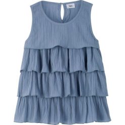 Bluzka z falbaną bonprix matowy niebieski. Niebieskie bluzki dziewczęce bonprix, na lato, bez wzorów, z bawełny, bez kołnierzyka, bez rękawów, bez kaptura. Za 59,99 zł.