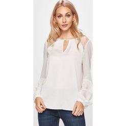 Guess Jeans - Bluzka. Białe bluzki damskie Guess Jeans, na co dzień, s, z aplikacjami, z poliesteru, z okrągłym kołnierzem, z długim rękawem. W wyprzedaży za 219,90 zł.