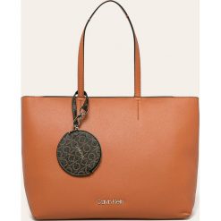Calvin Klein - Torebka. Pomarańczowe torby damskie na zakupy Calvin Klein, bez wzorów, ze skóry ekologicznej, duże, bez dodatków. W wyprzedaży za 429,90 zł.