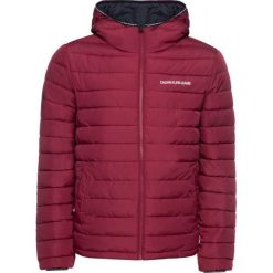 Kurtka puchowa Calvin Klein Jeans J30J312764. Czerwone kurtki męskie Calvin Klein Jeans, xl, bez wzorów, z jeansu, bez kaptura. W wyprzedaży za 459,00 zł.