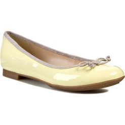 Baleriny CLARKS - Carousel Ride 261069934 Pale Yellow Pat. Żółte baleriny damskie marki Clarks, bez wzorów, ze skóry ekologicznej, bez obcasa, na obcasie. W wyprzedaży za 179,00 zł.