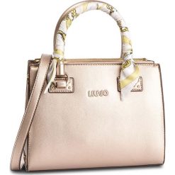 Torebka LIU JO - S Satchel Zip A19101 E0040 Gold 00529. Żółte torebki klasyczne damskie Liu Jo, bez wzorów, ze skóry ekologicznej, klasyczne, bez dodatków. W wyprzedaży za 379,00 zł.