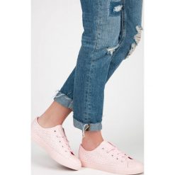 Ażurowe trampki na wiązanie KYLEIGH. Różowe trampki i tenisówki damskie marki KYLIE, bez wzorów, bez zapięcia. Za 69,00 zł.