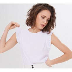 Bluzka z ozdobnymi rękawami - Biały. Białe bluzki damskie Mohito, s, bez wzorów, bez kołnierzyka, bez rękawów. Za 69,99 zł.