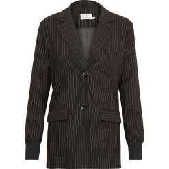 Blezer "Pini" w kolorze czarnym. Czarne bolerka i narzutki damskie Kaffe, w paski, bez rękawów. W wyprzedaży za 177,95 zł.