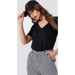 NA-KD Basic T-shirt basic z dekoltem V - Black. Różowe t-shirty damskie marki NA-KD Basic, z bawełny. Za 52,95 zł.