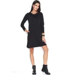 Czarna Dzianinowa Sukienka Trapezowa z Kapturem. Czarne sukienki damskie Molly.pl, na spacer, xl, z aplikacjami, z dzianiny, eleganckie, z kapturem, z krótkim rękawem, krótkie, mini, sportowe. Za 148,90 zł.
