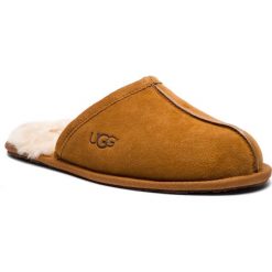 Kapcie UGG - M Scuff 1101111 M/Che. Brązowe klapki męskie marki Ugg, ze skóry. Za 419,00 zł.
