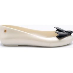 Melissa - Baleriny Space Love V. Szare baleriny damskie lakierowane Melissa, z gumy. W wyprzedaży za 179,90 zł.
