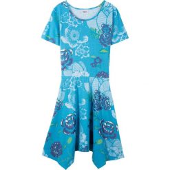 Sukienka shirtowa z dłuższymi bokami bonprix niebieski alpejski w kwiaty. Niebieskie sukienki dziewczęce bonprix, na lato, w kwiaty, z wiskozy, z krótkim rękawem, krótkie, mini, rozkloszowane. Za 44,99 zł.