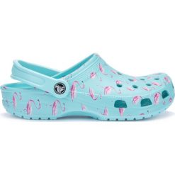 Crocs Classic Seasonal Graphic Clog Crocs Niebieski. Niebieskie klapki damskie Crocs, bez wzorów, z materiału, bez obcasa. Za 206,95 zł.