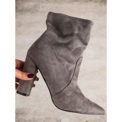 Szare zamszowe botki RAELYNN. Szare botki damskie marki SEASTAR, z zamszu, bez obcasa, bez zapięcia. Za 129,90 zł.