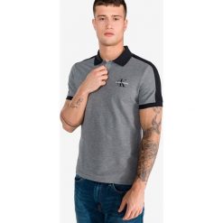 Calvin Klein Polo Koszulka Szary. Szare podkoszulki męskie Calvin Klein, l, z haftami, z bawełny, polo, bez rękawów. Za 326,95 zł.