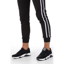 Czarne Buty Sportowe Sneakersy Sznurowane Casu Wl-9. Czarne buty sportowe damskie Casu, bez wzorów, sportowe. Za 54,99 zł.