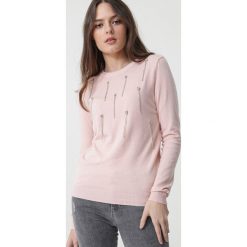 Różowy Sweter Dennis. Różowe swetry damskie Born2be, s, z aplikacjami, klasyczne, z długim rękawem, długie, bez kaptura. Za 99,99 zł.
