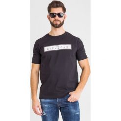 T-SHIRT ZELYAEVA John Richmond. Czarne t-shirty męskie John Richmond, m, bez wzorów, bez kołnierzyka. Za 539,00 zł.