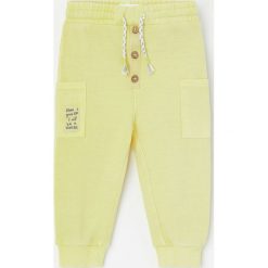 Bawełniane joggery - Żółty. Żółte spodnie męskie Reserved, m, bez wzorów, z bawełny. Za 45,99 zł.